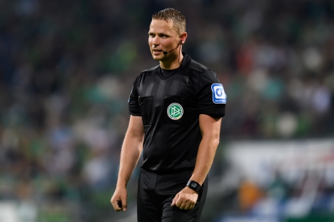 Das Örtliche kickt mit den DFB-Schiris -